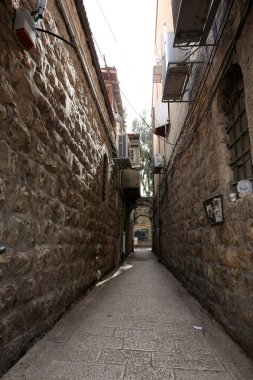 Kudüs, İsrail devletinin başkenti Antik şehri sokaklarında yürümek. 