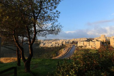 Kudüs, İsrail devletinin başkenti Antik şehri sokaklarında yürümek. 