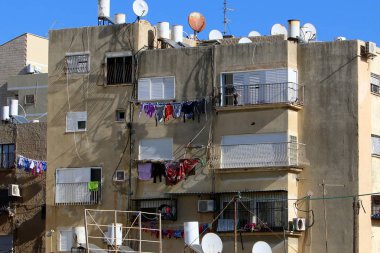 balkonda, Çamaşırhane yıkanmış ve nerede çamaşır makinası? 