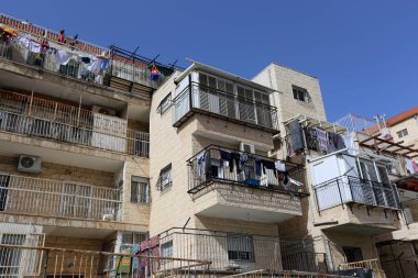 balkonda, Çamaşırhane yıkanmış ve nerede çamaşır makinası? 