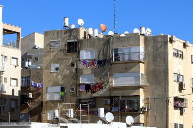 balkonda, Çamaşırhane yıkanmış ve nerede çamaşır makinası? 