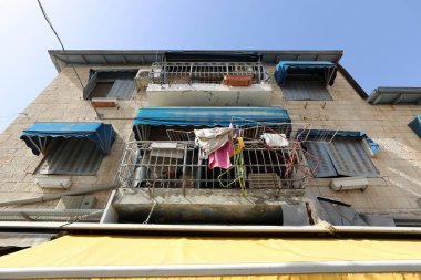 balkonda, Çamaşırhane yıkanmış ve nerede çamaşır makinası? 