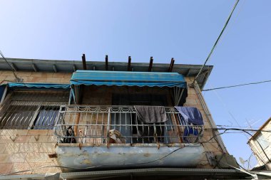 balkonda, Çamaşırhane yıkanmış ve nerede çamaşır makinası? 