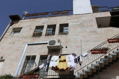 balkonda, Çamaşırhane yıkanmış ve nerede çamaşır makinası? 