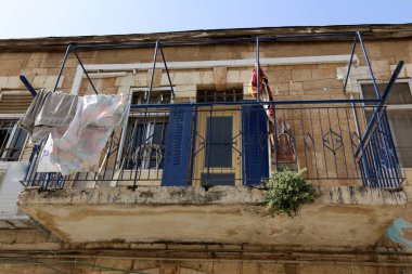 balkonda, Çamaşırhane yıkanmış ve nerede çamaşır makinası? 