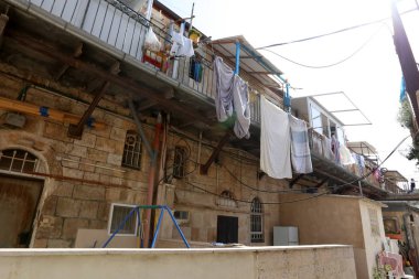 balkonda, Çamaşırhane yıkanmış ve nerede çamaşır makinası? 
