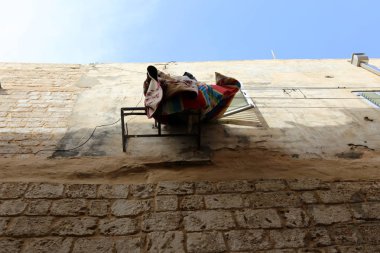 balkonda, Çamaşırhane yıkanmış ve nerede çamaşır makinası? 