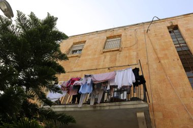 balkonda, Çamaşırhane yıkanmış ve nerede çamaşır makinası? 