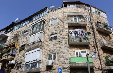 balkonda, Çamaşırhane yıkanmış ve nerede çamaşır makinası? 