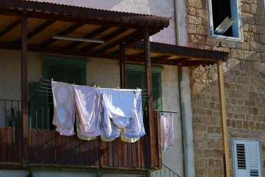 balkonda, Çamaşırhane yıkanmış ve nerede çamaşır makinası? 