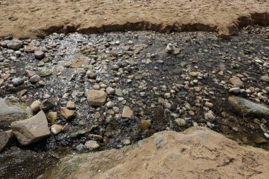 Büyük taşlar Akdeniz kıyısında yalan 