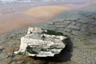Büyük taşlar Akdeniz kıyısında yalan 
