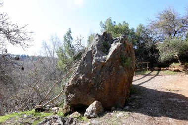 Büyük taşlar Akdeniz kıyısında yalan 
