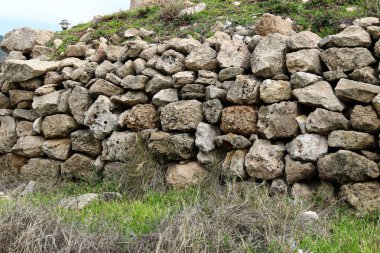 Büyük taşlar Akdeniz kıyısında yalan 