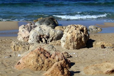 Büyük taşlar Akdeniz kıyısında yalan 