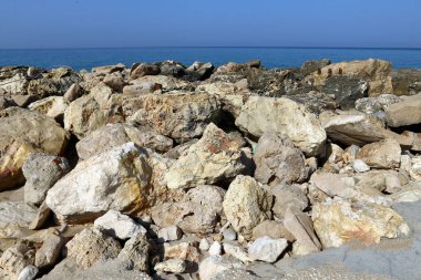 Büyük taşlar Akdeniz kıyısında yalan 