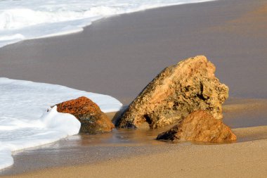 Büyük taşlar Akdeniz kıyısında yalan 