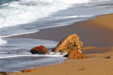 Büyük taşlar Akdeniz kıyısında yalan 