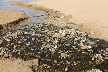 Büyük taşlar Akdeniz kıyısında yalan 