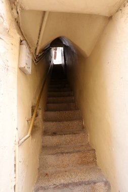 Merdiven adımlar bir dizi oluşur ve aşağı yukarı kaldırmak için hizmet vermektedir 