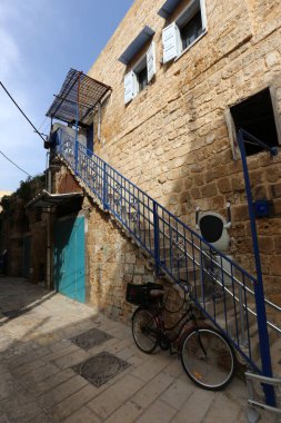 Merdiven adımlar bir dizi oluşur ve aşağı yukarı kaldırmak için hizmet vermektedir 