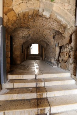 Merdiven adımlar bir dizi oluşur ve aşağı yukarı kaldırmak için hizmet vermektedir 