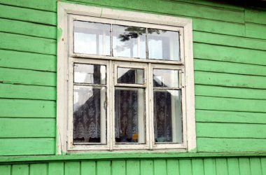 İçine belgili tanımlık oda ve havalandırma ışık almak için hizmet duvarda bir pencere açıyor. 