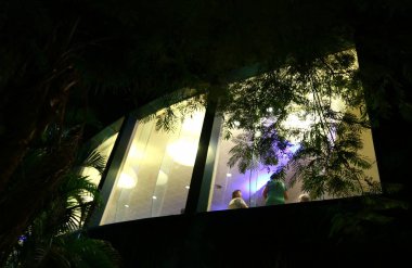 İçine belgili tanımlık oda ve havalandırma ışık almak için hizmet duvarda bir pencere açıyor. 