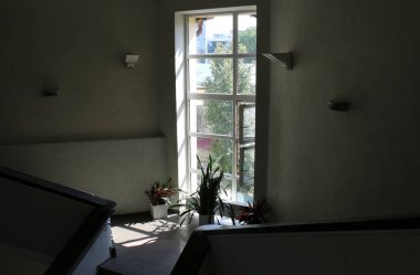 İçine belgili tanımlık oda ve havalandırma ışık almak için hizmet duvarda bir pencere açıyor. 