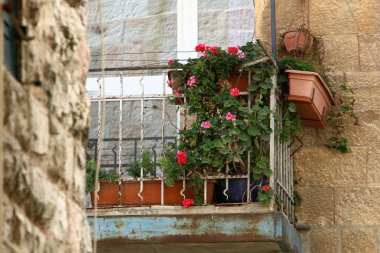 İçine belgili tanımlık oda ve havalandırma ışık almak için hizmet duvarda bir pencere açıyor. 