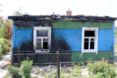 İçine belgili tanımlık oda ve havalandırma ışık almak için hizmet duvarda bir pencere açıyor. 