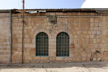 İçine belgili tanımlık oda ve havalandırma ışık almak için hizmet duvarda bir pencere açıyor. 