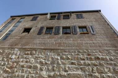 İçine belgili tanımlık oda ve havalandırma ışık almak için hizmet duvarda bir pencere açıyor. 