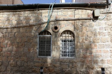 İçine belgili tanımlık oda ve havalandırma ışık almak için hizmet duvarda bir pencere açıyor. 