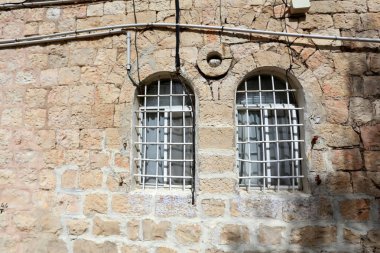 İçine belgili tanımlık oda ve havalandırma ışık almak için hizmet duvarda bir pencere açıyor. 