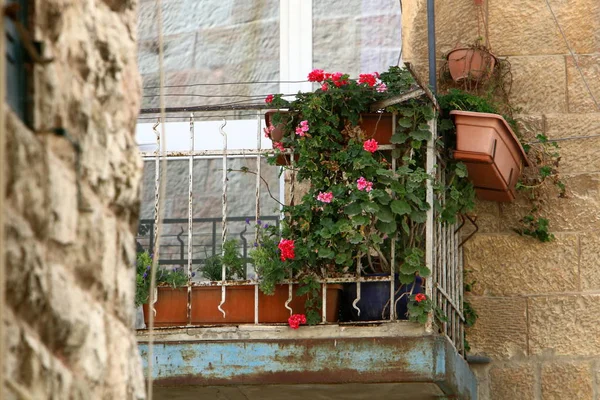 İçine belgili tanımlık oda ve havalandırma ışık almak için hizmet duvarda bir pencere açıyor. 