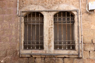 İçine belgili tanımlık oda ve havalandırma ışık almak için hizmet duvarda bir pencere açıyor. 