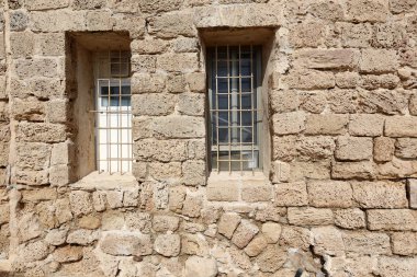 İçine belgili tanımlık oda ve havalandırma ışık almak için hizmet duvarda bir pencere açıyor. 