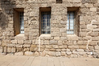 İçine belgili tanımlık oda ve havalandırma ışık almak için hizmet duvarda bir pencere açıyor. 