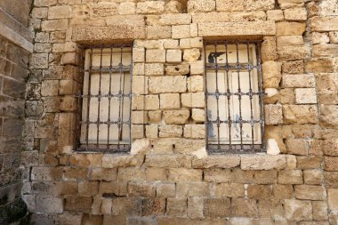 İçine belgili tanımlık oda ve havalandırma ışık almak için hizmet duvarda bir pencere açıyor. 