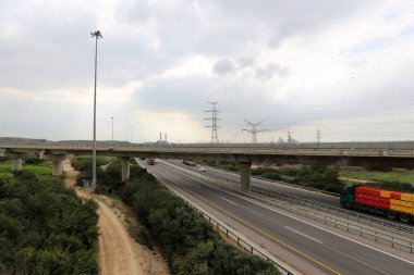 yol - araçlar ve yayalar için bir mühendislik yapısı. 