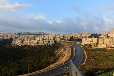 yol - araçlar ve yayalar için bir mühendislik yapısı. 