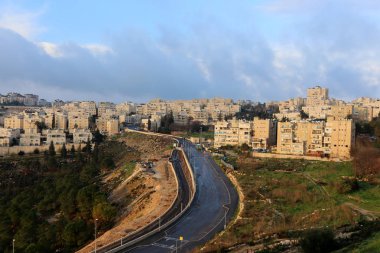 yol - araçlar ve yayalar için bir mühendislik yapısı. 
