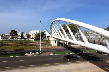 yol - araçlar ve yayalar için bir mühendislik yapısı. 