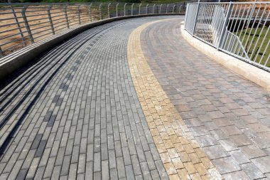 yol - araçlar ve yayalar için bir mühendislik yapısı. 