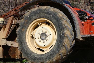 Tekerlek ekseni üzerinde dönen bir dairesel disktir 