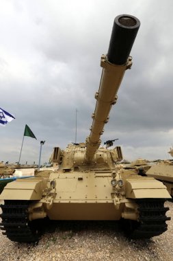 Silahların saldırı ve savunma için bir konu olduğunu. 