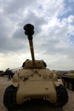 Silahların saldırı ve savunma için bir konu olduğunu. 