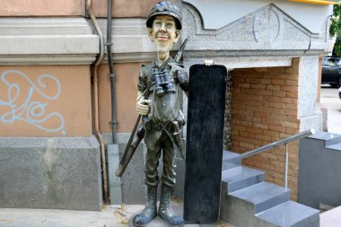 Silahların saldırı ve savunma için bir konu olduğunu. 