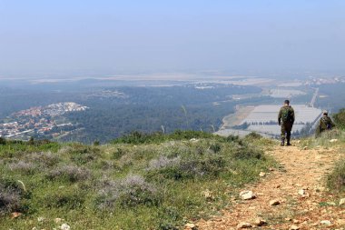 Silahların saldırı ve savunma için bir konu olduğunu. 
